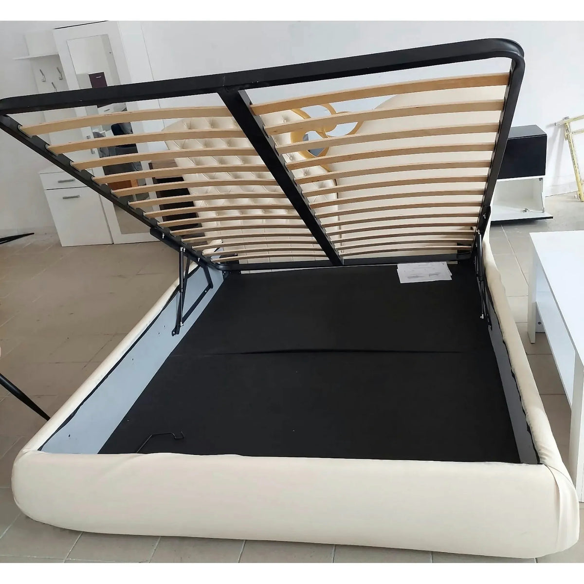 PRODUS RESIGILAT - Pat MARILYN 160x200, piele ecologica crem, cu somiera metalica