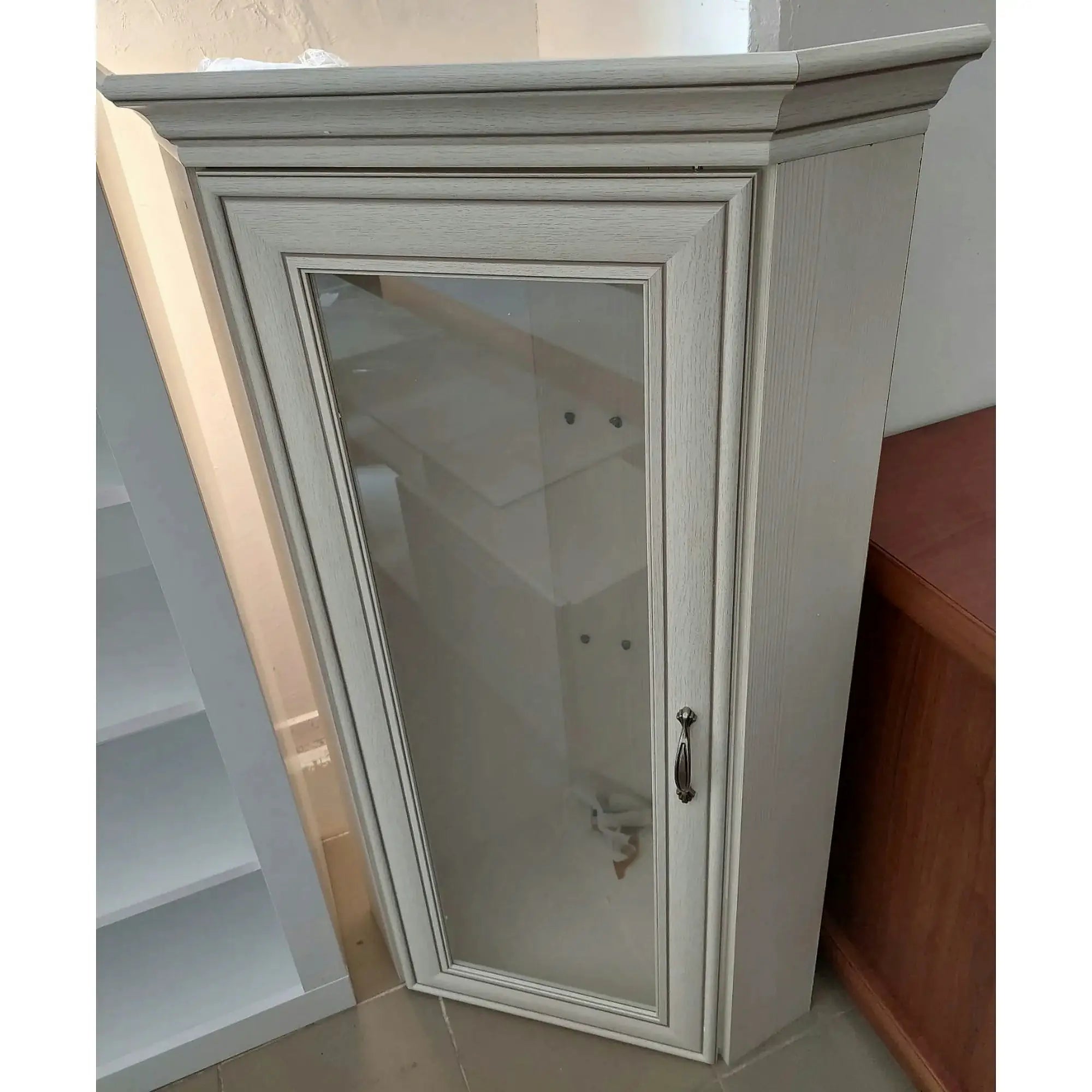 PRODUS RESIGILAT - Vitrina de colt TIFFANY, alb vintage, PAL/sticla, 52x52x122 cm