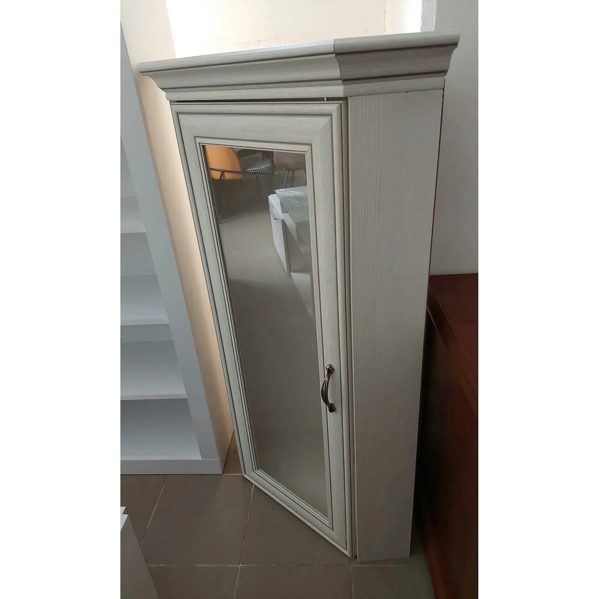 PRODUS RESIGILAT - Vitrina de colt TIFFANY, alb vintage, PAL/sticla, 52x52x122 cm