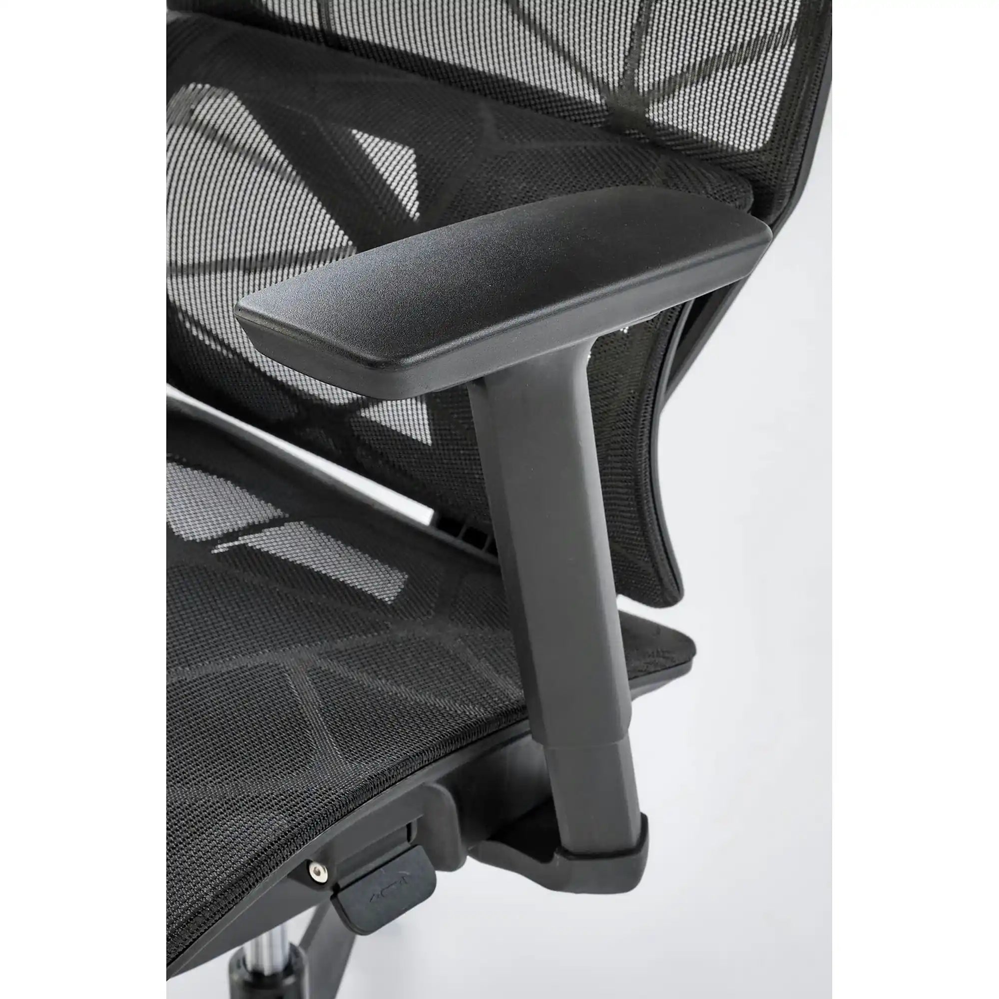 Scaun birou OSVALDO, negru, plasa, 68x74x122/128 cm