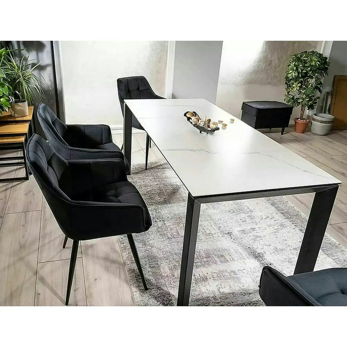 Scaun Lilia, negru, stofa catifelata/metal, 59x45x90 cm