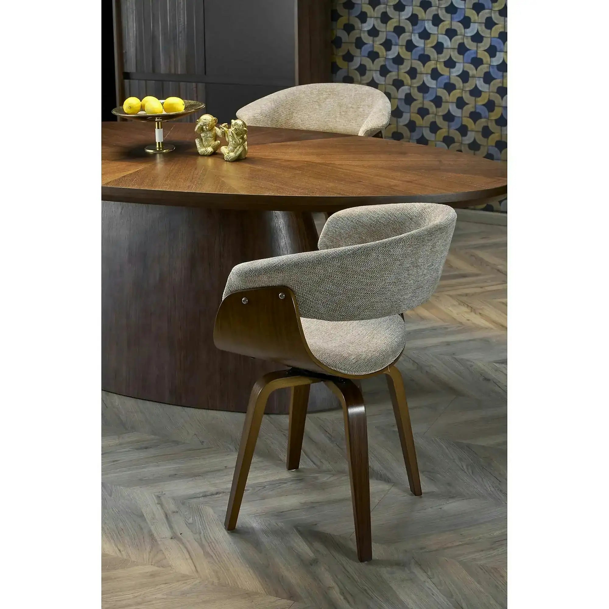 Scaun scandinav tapitat K545, bej/nuc, stofa clasica/placaj, 63x53x83 cm