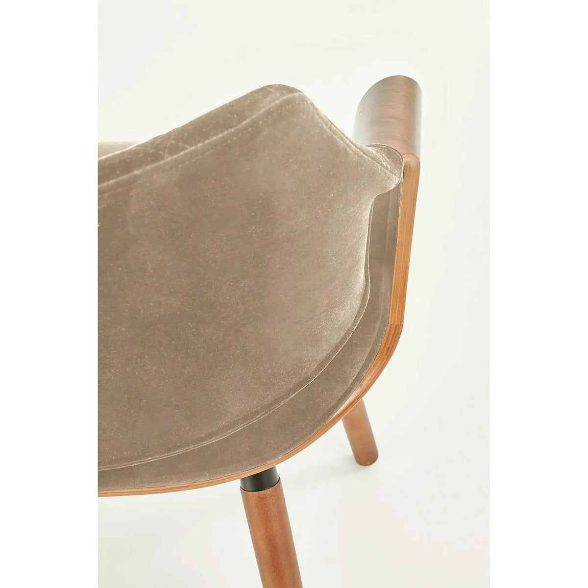 Scaun tapitat K396, bej/nuc, stofa catifelata/placaj, 56x55x77 cm