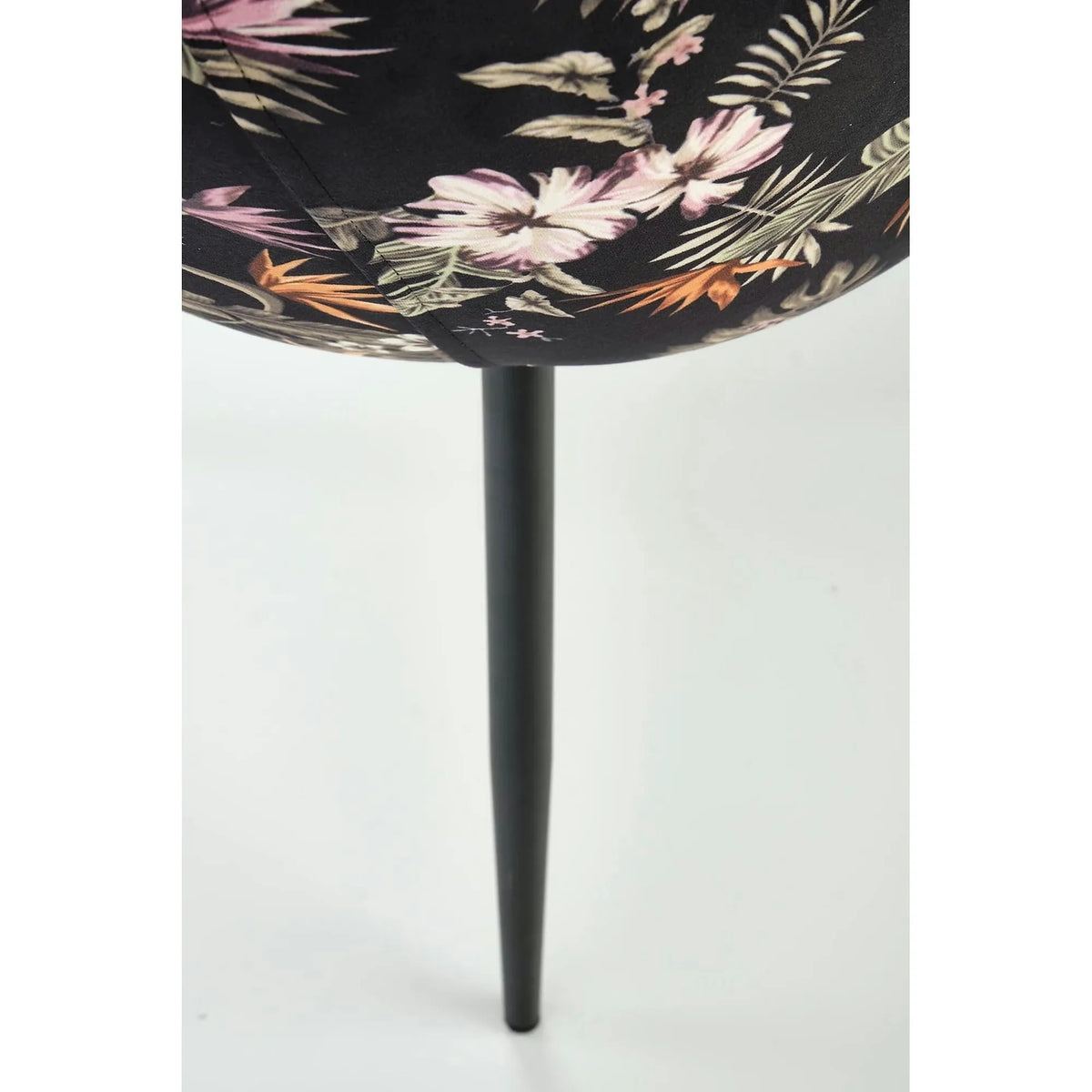 Scaun tapitat K506, negru, cu imprimeu floral, stofa catifelata, 55x60x82 cm