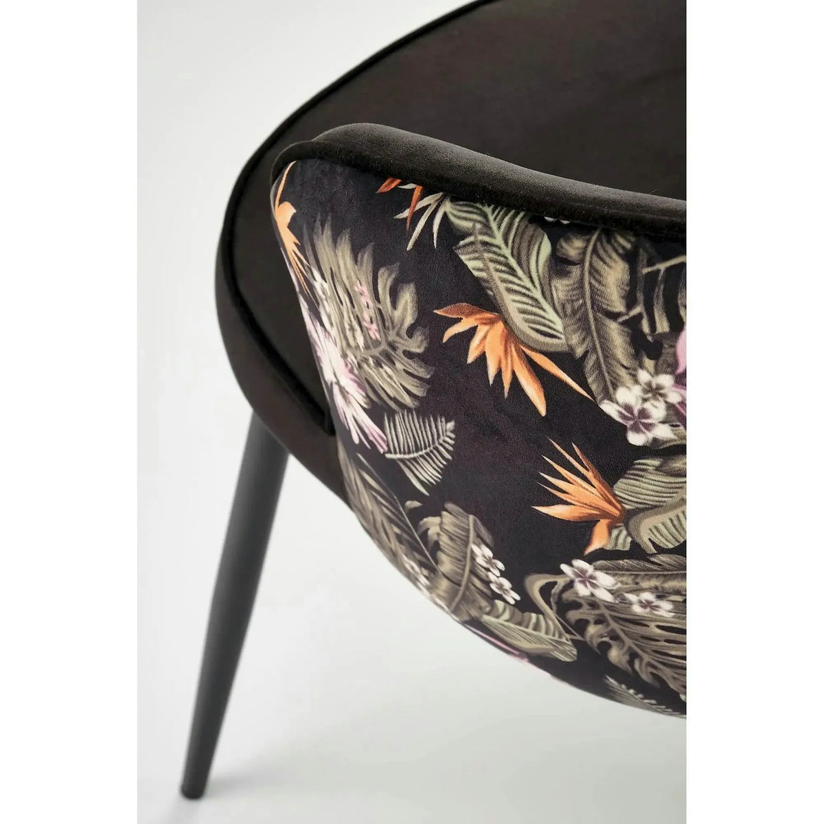 Scaun tapitat K506, negru, cu imprimeu floral, stofa catifelata, 55x60x82 cm