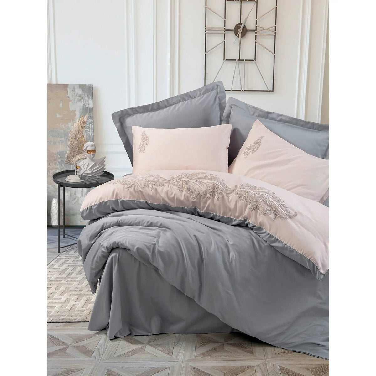 Set lenjerie pat dublu 129CTN3935, bumbac, gri/bej, 240x260 cm, cu cearceaf pat, cearceaf pilota si 4 fete de perna