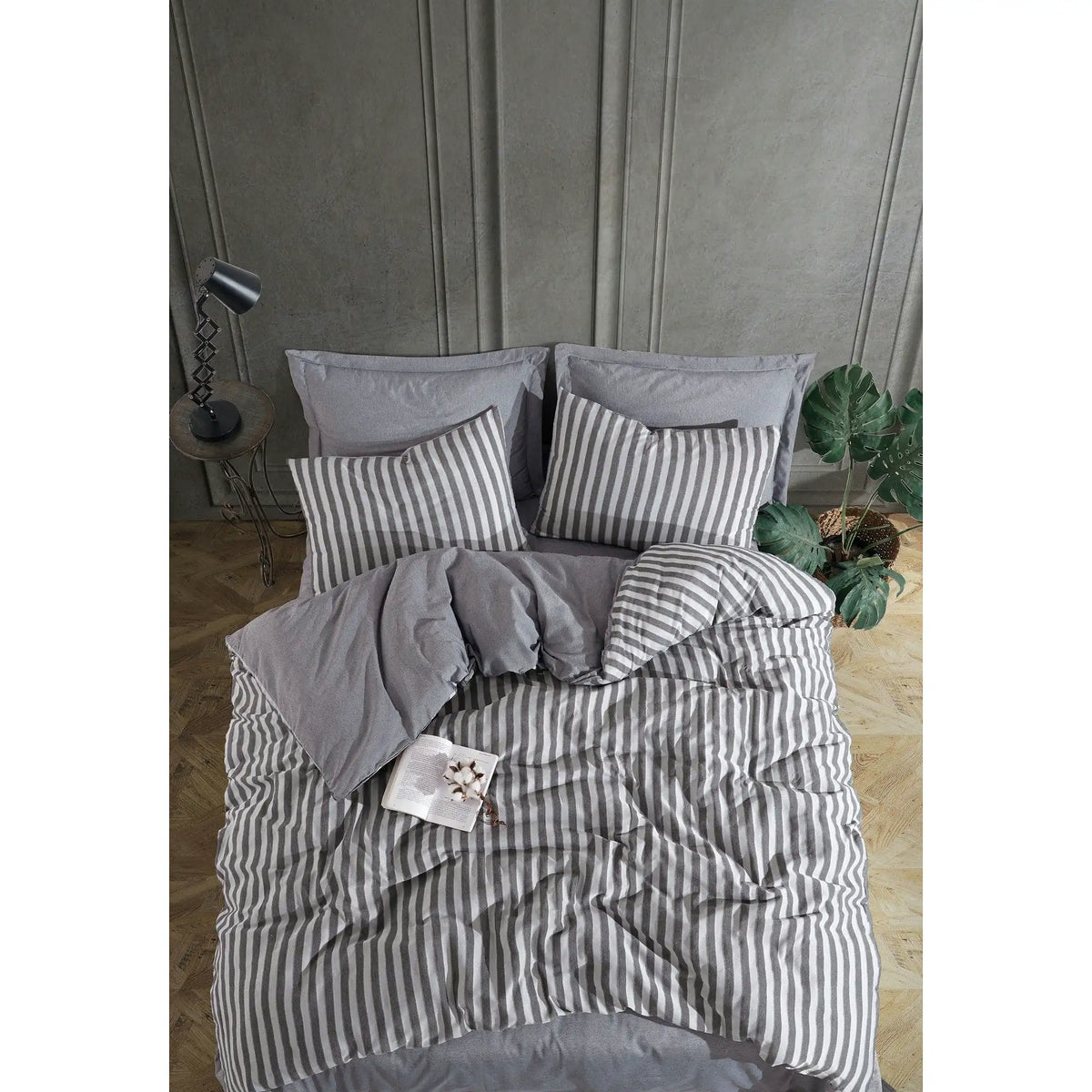 Set lenjerie pat ROAD POTLU, gri/alb, bumbac/poliester, 200x220 cm, cu cearceaf pilota si 2 fete de perna