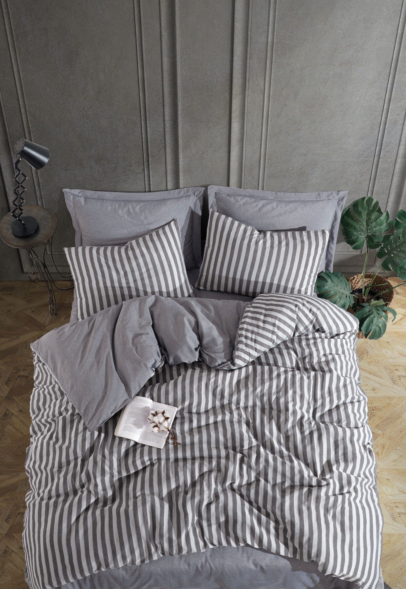 Set lenjerie pat ROAD POTLU, gri/alb, bumbac/poliester, 200x220 cm, cu cearceaf pilota si 2 fete de perna