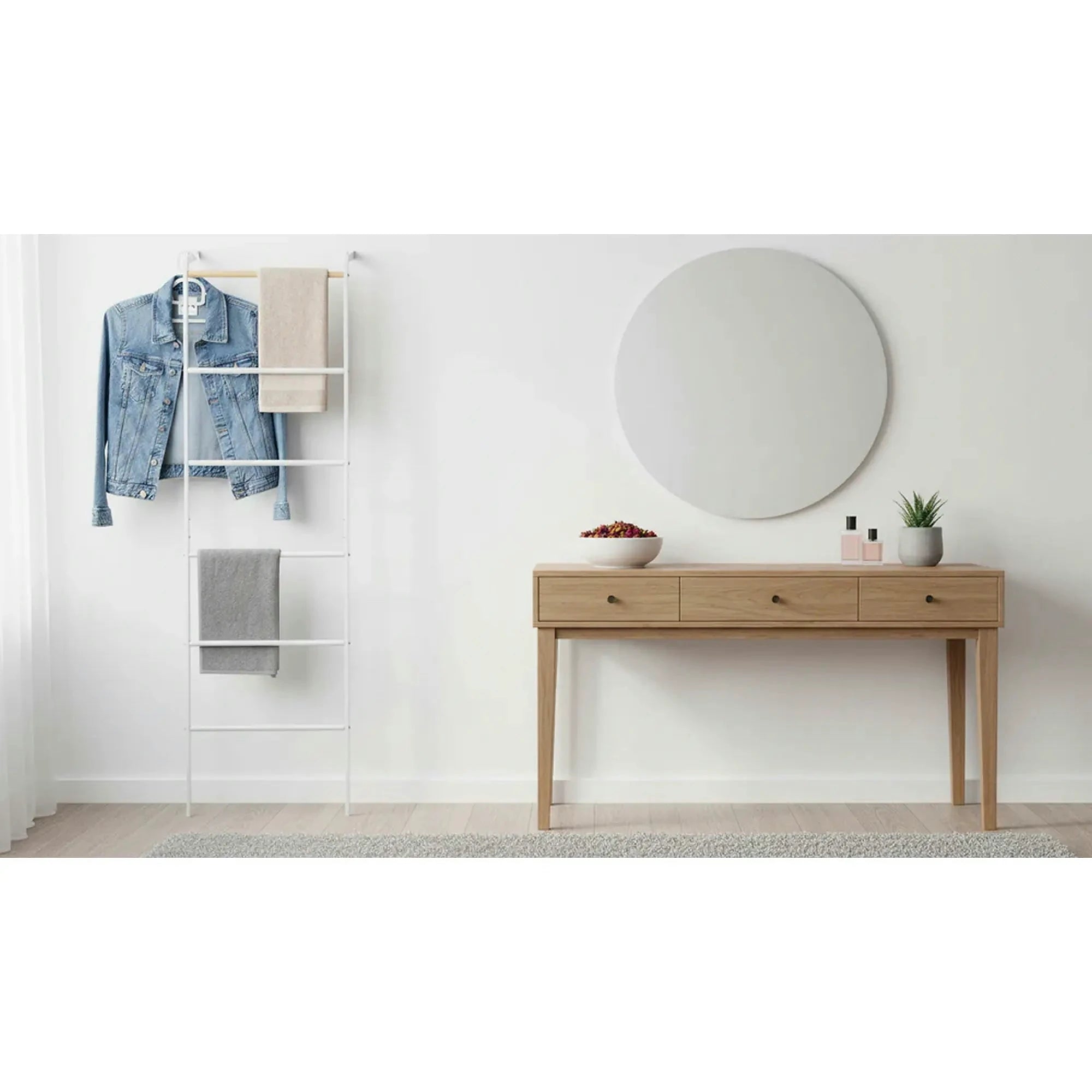 Stander haine BUNY, alb, metal, 45x28x161 cm