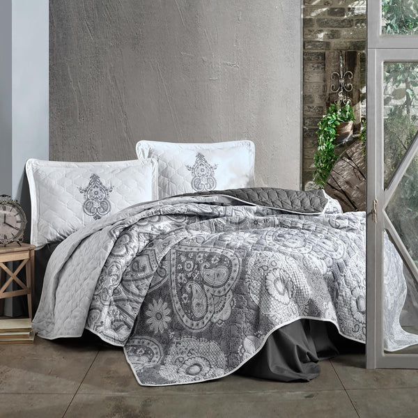 Set cuvertura matlasata pat dublu AZKA V1, gri/alb, bumbac, 240x260 cm, cu 2 fete de perna