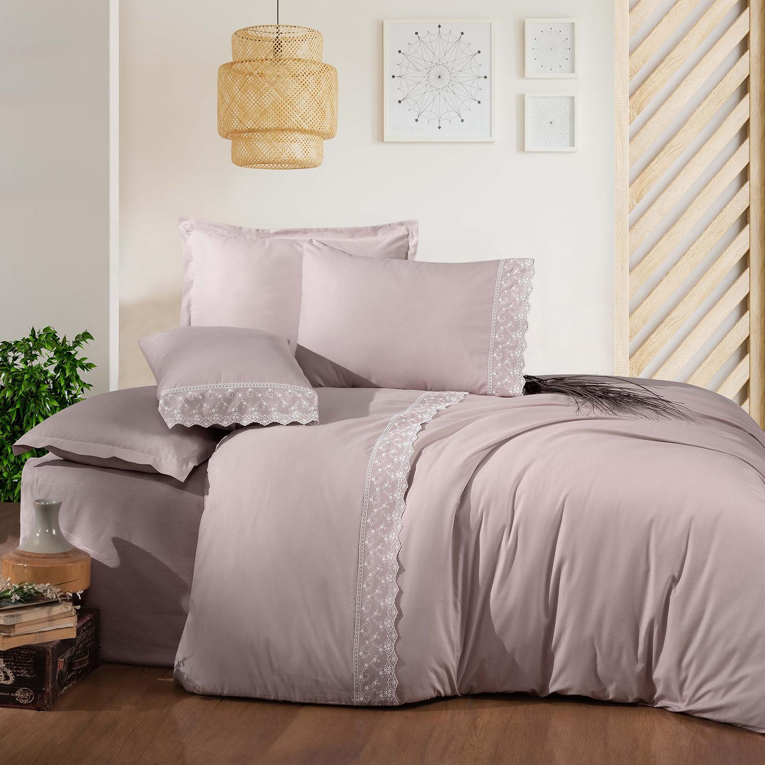 Set lenjerie pat butique BRITTA-V2, bumbac, roz pudra, 240x260 cm, cu cearceaf pat, cearceaf pilota si 2 fete de perna