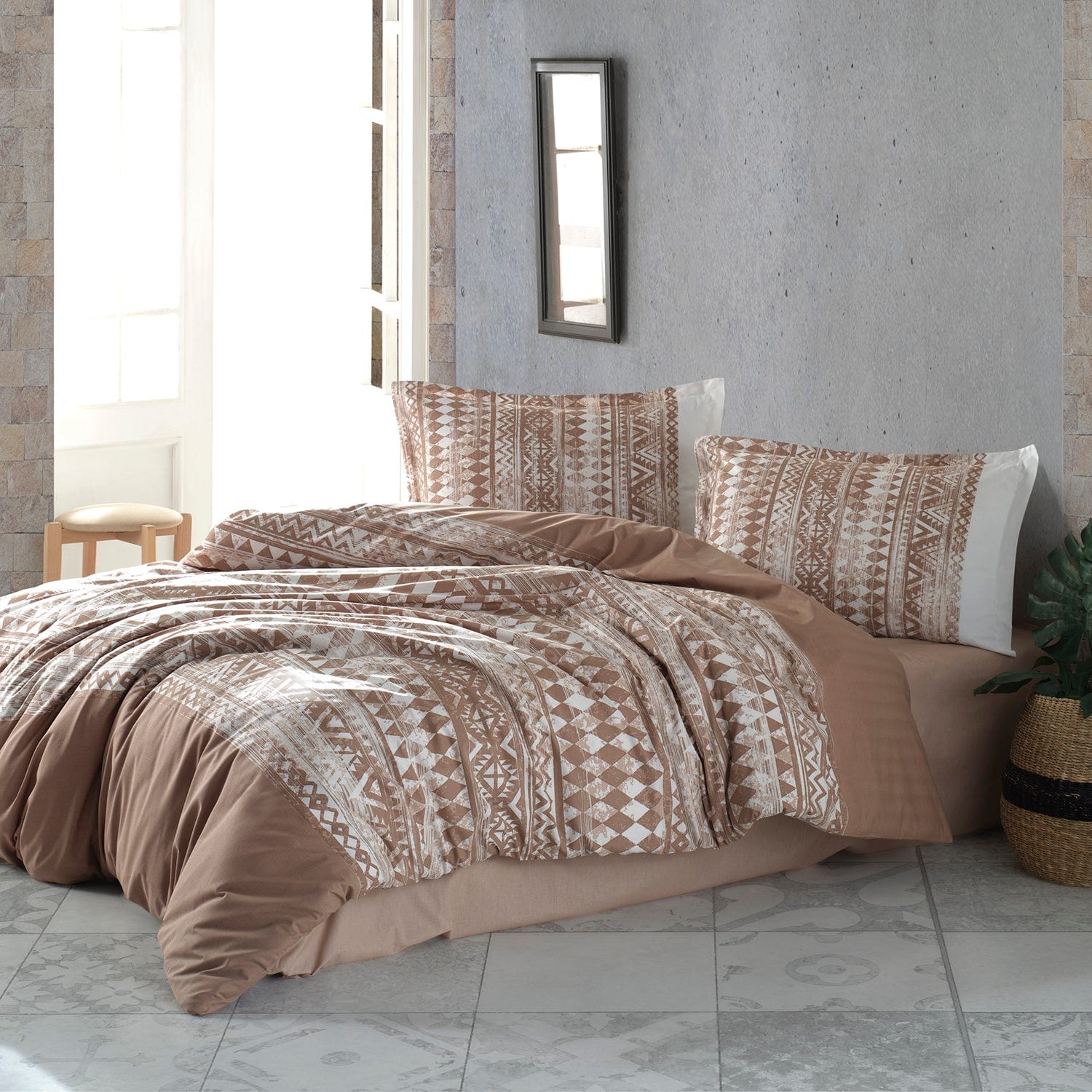 Set lenjerie pat clasy king size COZA V1, bumbac, alb/maro, 240x260 cm, cu cearceaf pat, cearceaf pilota si 2 fete de perna