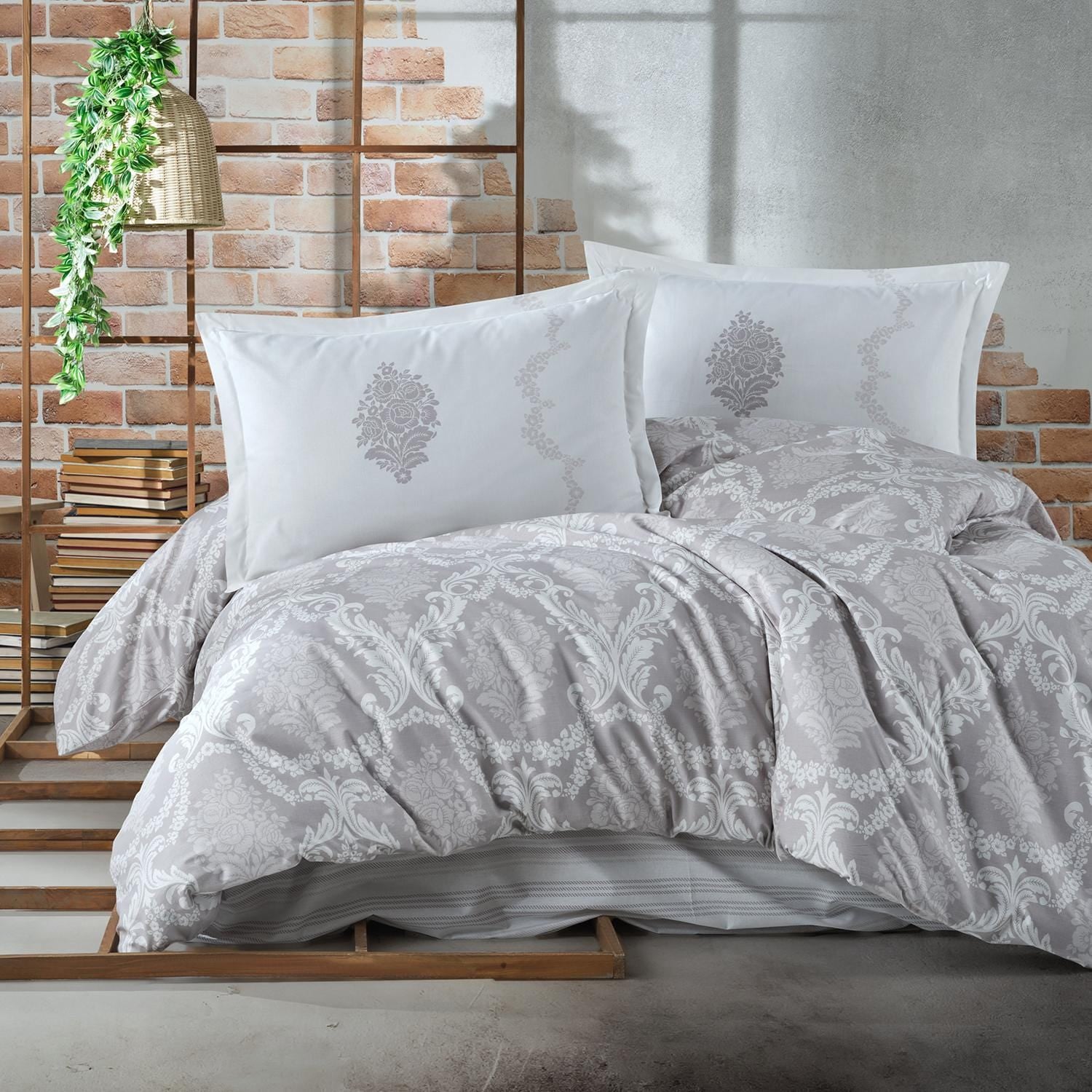 Set lenjerie pat clasy king size FIORITA V2, bumbac, alb/gri, 240x260 cm, cu cearceaf pat, cearceaf pilota si 2 fete de perna