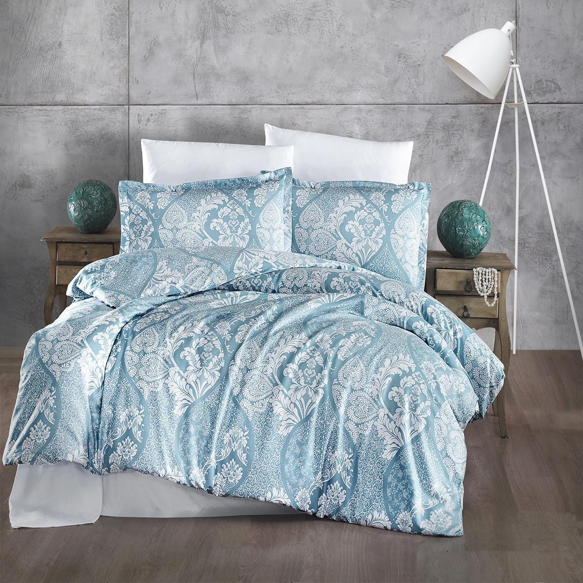 Set lenjerie pat clasy king size GIRALDA V2, bumbac, alb/albastru deschis, 240x260 cm, cu cearceaf pat, cearceaf pilota si 4 fete de perna