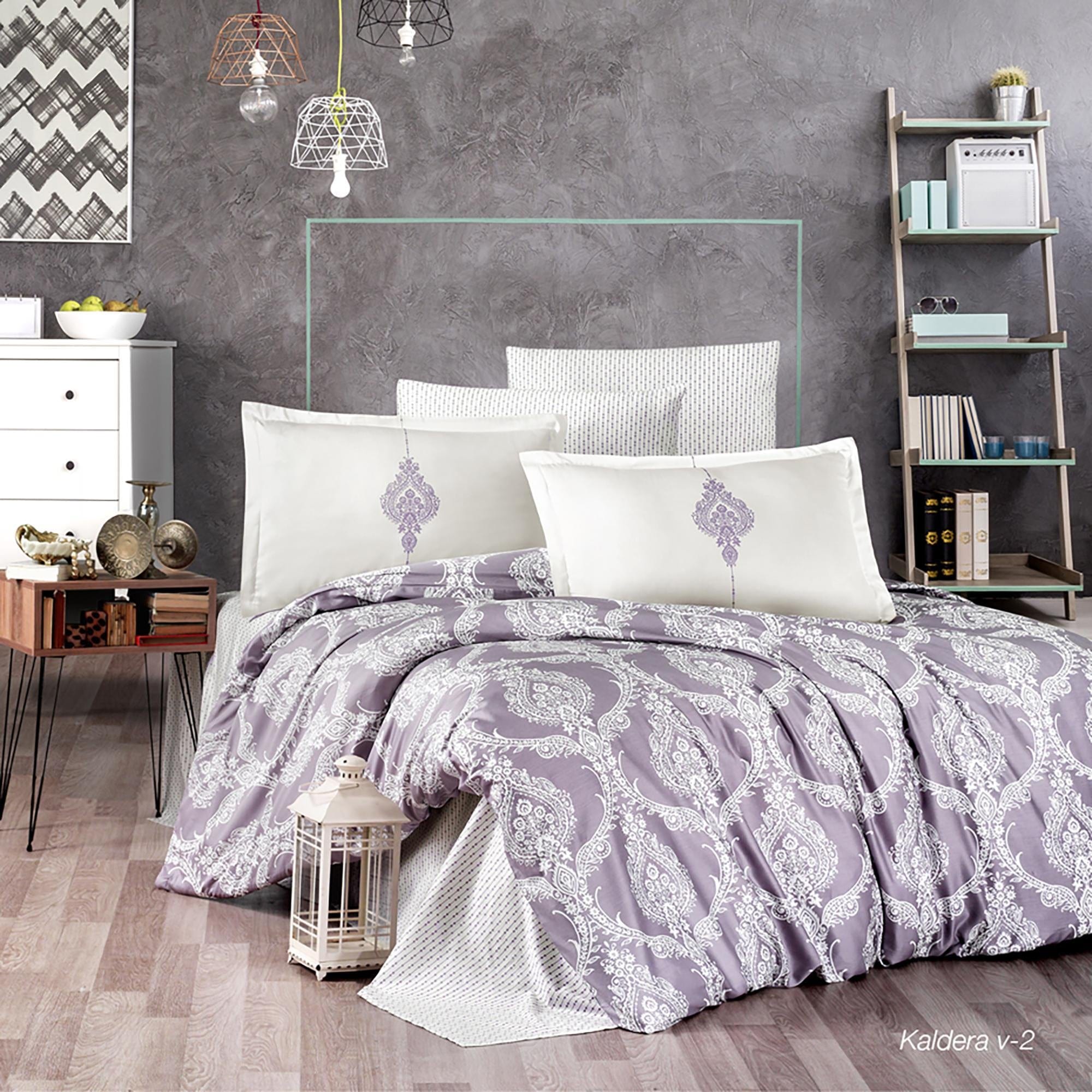 Set lenjerie pat clasy king size KALDERA V2, bumbac, alb/lila, 240x260 cm, cu cearceaf pat, cearceaf pilota si 2 fete de perna