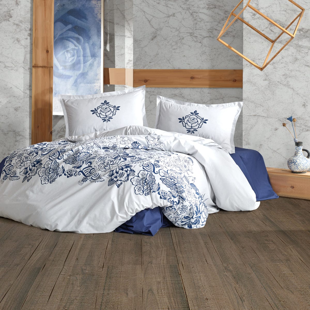 Set lenjerie pat clasy king size MANDORA V1, bumbac, alb/albastru, 240x260 cm, cu cearceaf pat, cearceaf pilota si 2 fete de perna