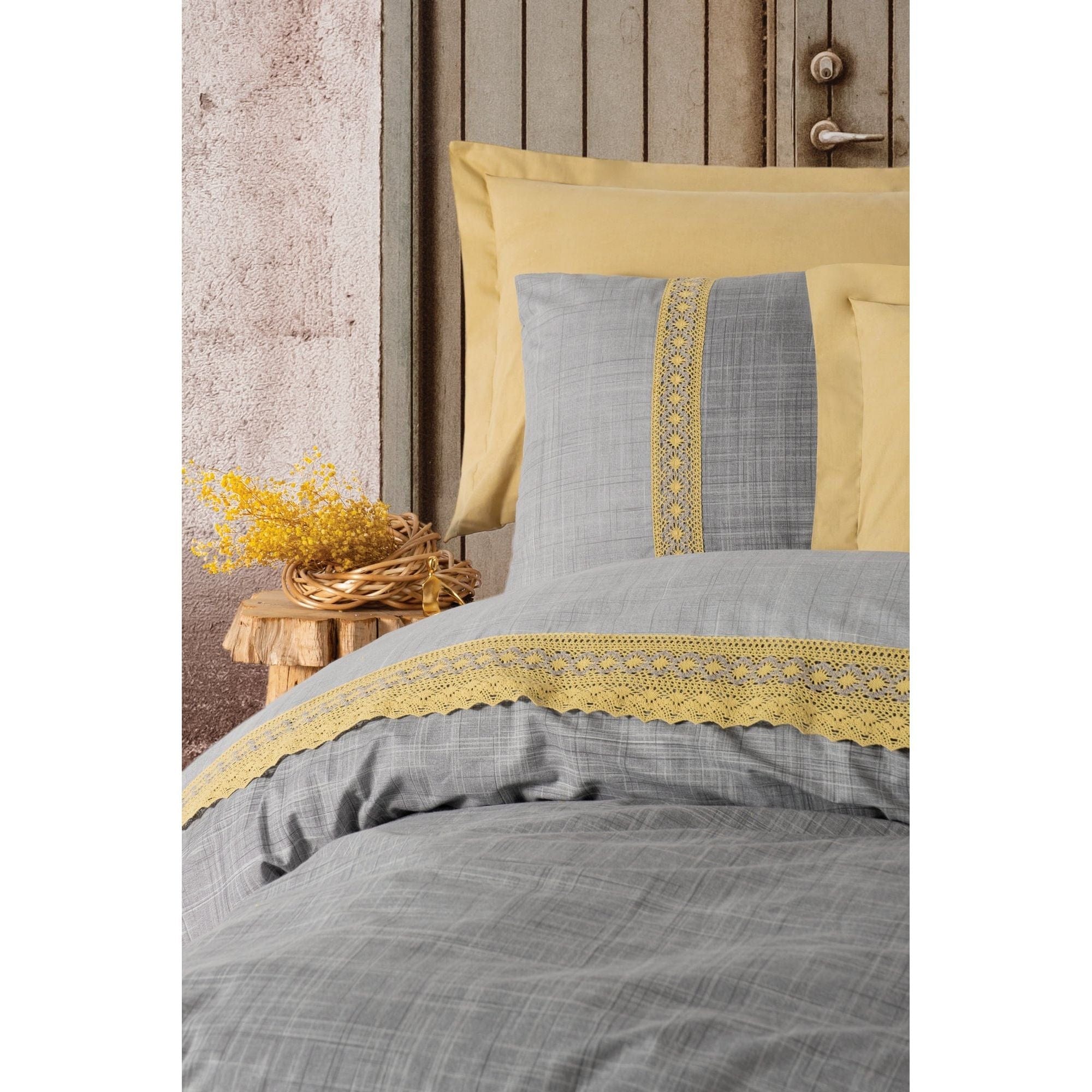 Set lenjerie pat HAZEL, bumbac, gri/galben, 240x260 cm, cu cearceaf pat, cearceaf pilota si 4 fete de perna
