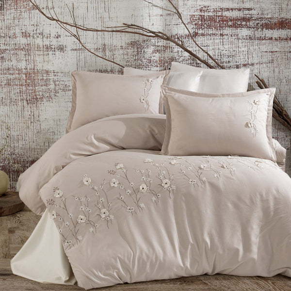 Set lenjerie pat satin brodat FIORE V1, gri, 240x260 cm, cu cearceaf pat, cearceaf pilota si 4 fete de perna