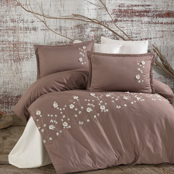 Set lenjerie pat satin brodat FIORE V2, alb/maro, 240x260 cm, cu cearceaf pat, cearceaf pilota si 4 fete de perna